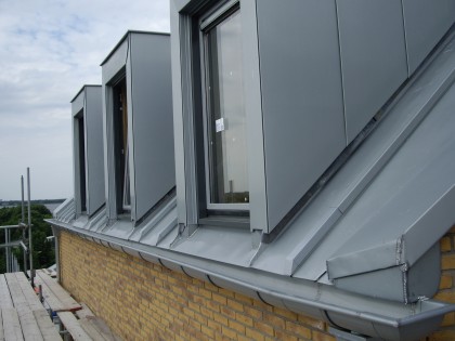 Zinken daken voor De Oude Haven in Huizen