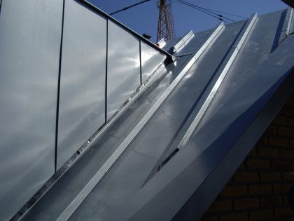 Zinken daken voor De Oude Haven in Huizen