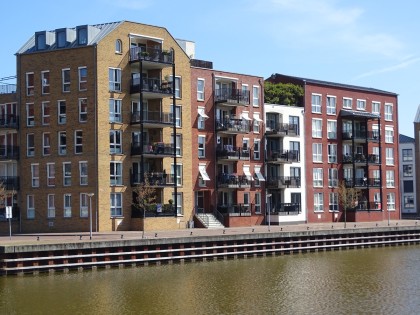 Zinken daken voor De Oude Haven in Huizen