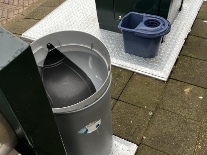 Blauw plastic afval in mijn wijk