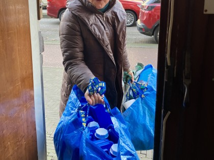 Janneke with collected plastics.