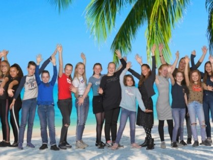 basisschool-afscheidsfoto-PanoramaZwaaiendStrand