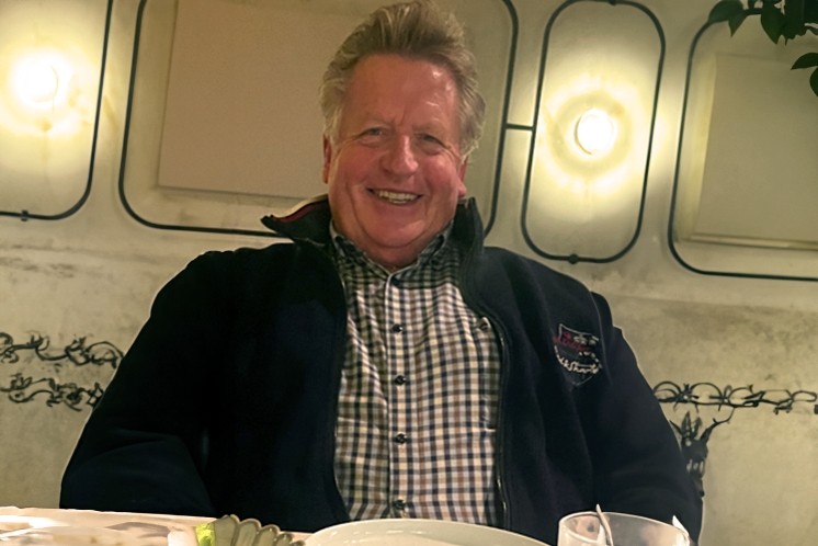 Meneer van de Kraats draagt de Audéo Lumity 90 Life-toestellen en gebruikt daarbij de