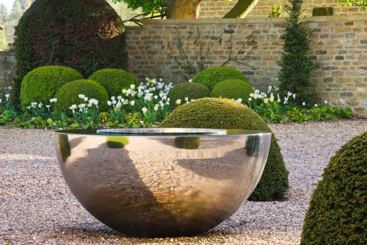 Een waterornament in de tuin.