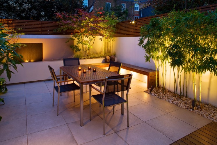 Een verlicht terras in de moderne tuin.