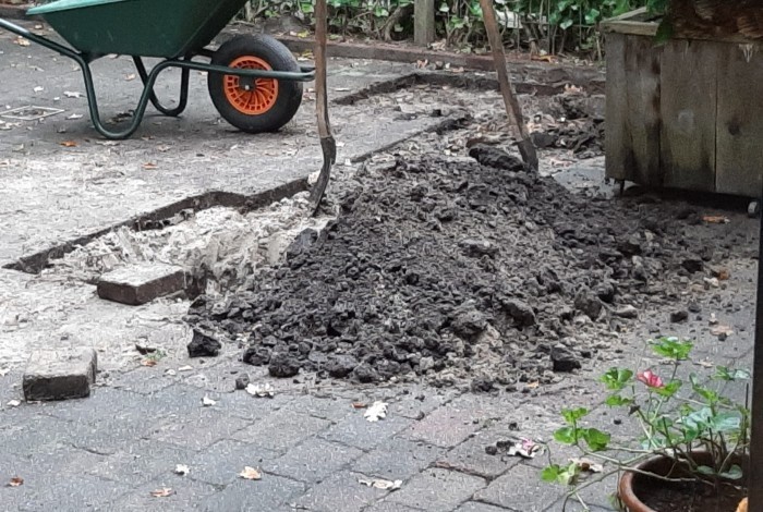kruiwagen met aarde ervoor