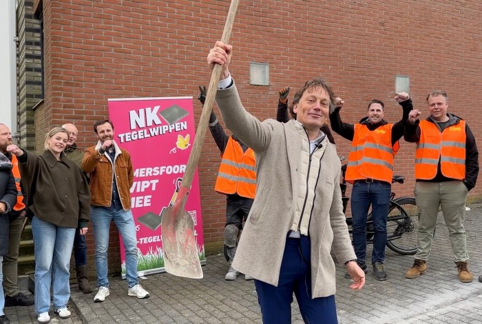 De wethouder met een schep.