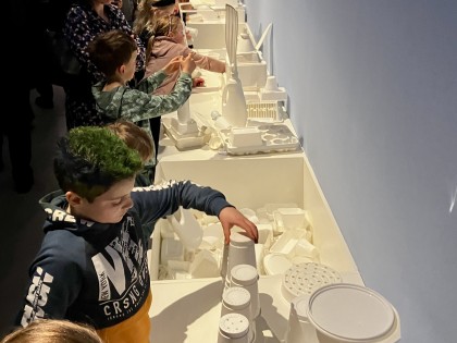 Carolien Adriaansche Kinderbiënnale - zelf bouwen met wit plastic afval