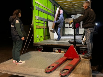 Foto 3 Het uitladen van de truck in Oezjhorod IMG-20240320-WA0055