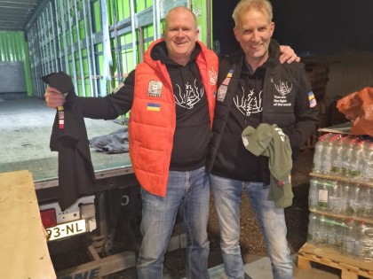 Foto 4 Chauffeurs Bas Timmerman en Gerard Dunnink in Oezjhorod bij een uitgeladen truck  IMG-20240320-WA0063