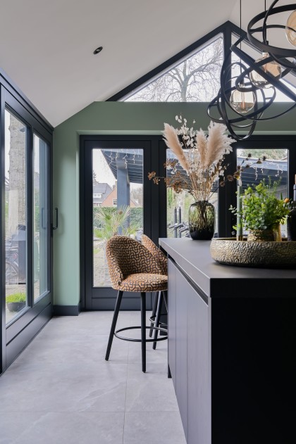 Barstoel-aan-luxe-keukeneiland