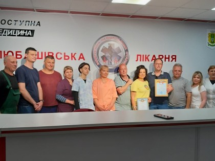 Het personeel van het ziekenhuis in Lyubashivka, regio Odessa, Oekraïne toont dankbaarheid met een oorkonde