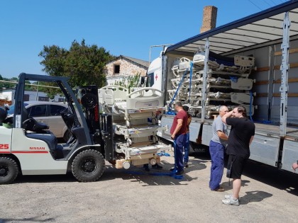 De ziekenhuisbedden van het Amsterdam UMC en de medische hulpgoederen worden uitgeladen in Lyubashivka, regio Odessa, Oekraïne