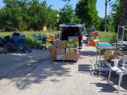 De ziekenhuisbedden van het Amsterdam UMC en de medische hulpgoederen worden uitgeladen in Lyubashivka, regio Odessa, Oekraïne