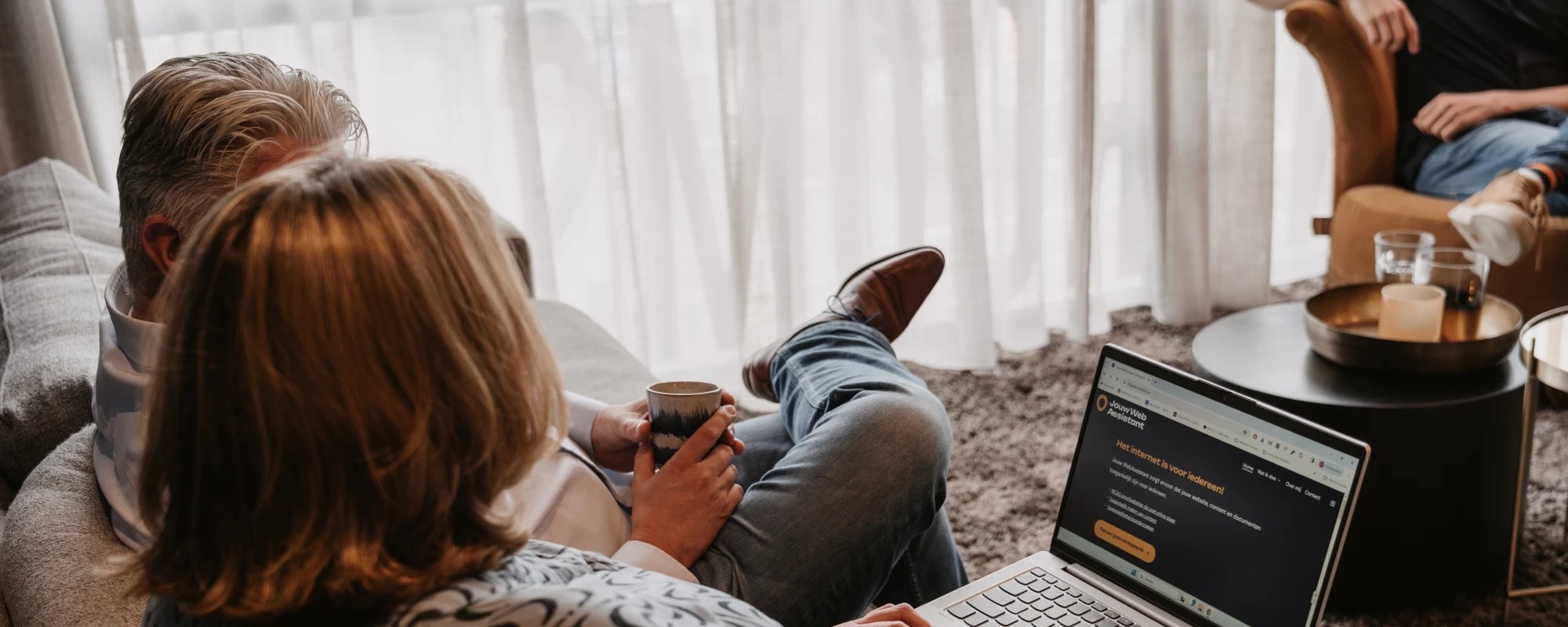 Ryanne bespreekt het maken van een toegankelijke website met een klant, kijkend naar een laptop