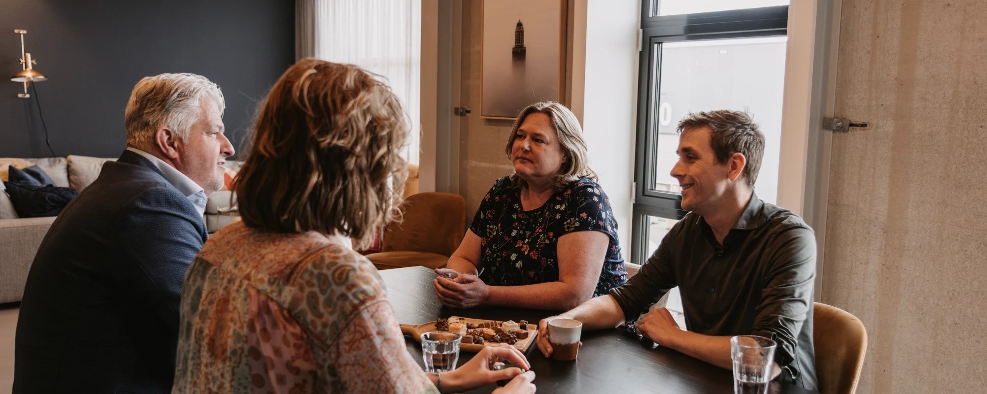 Ryanne bespreekt WCAG-onderzoek met drie klanten aan een vergadertafel