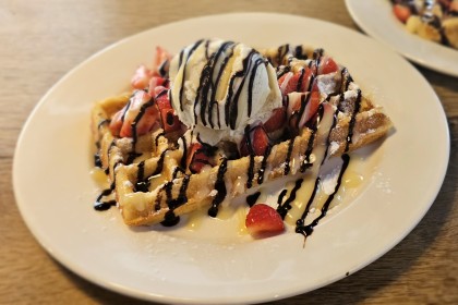 Verse wafel met ijs, aardbeien en chocoladesaus