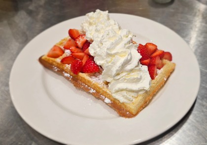 Verse wafel met aardbeien en slagroom