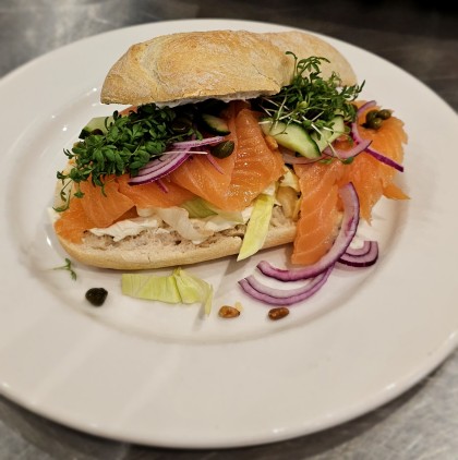 Rustieke pistolet met roomkaas en zalm