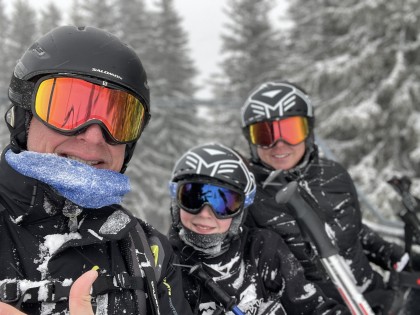 Familie wintersport bus