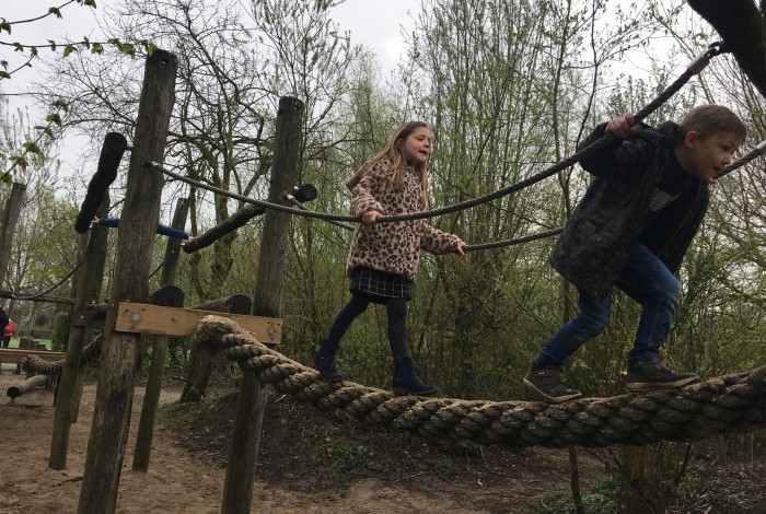 Kinderen klimmende tijdens een wandeling.