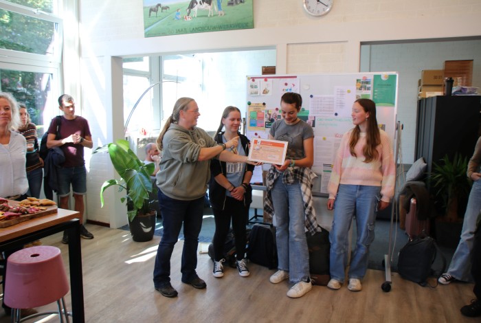 Overhandiging van het certificaat.