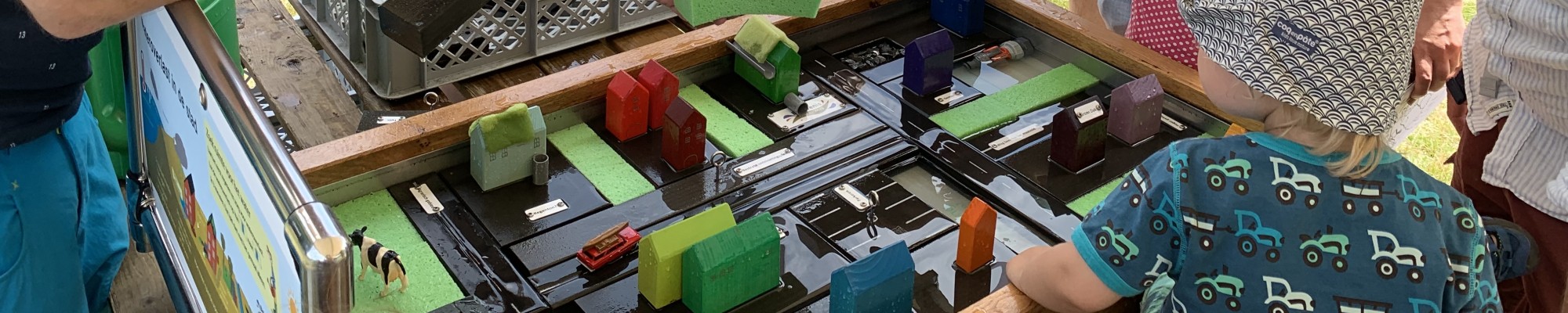 Marquette van een dorp, gemaakt van oud (plastic) afval.