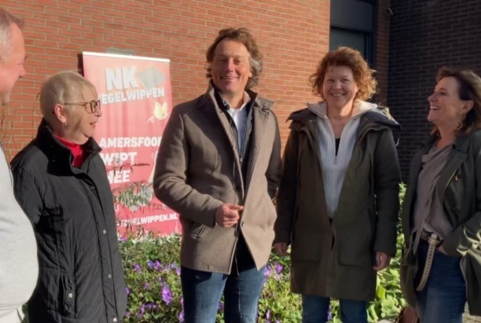 Wethouder Johnas van Lammeren op bezoek bij de bewoners van de Sara Burgerhartsingel