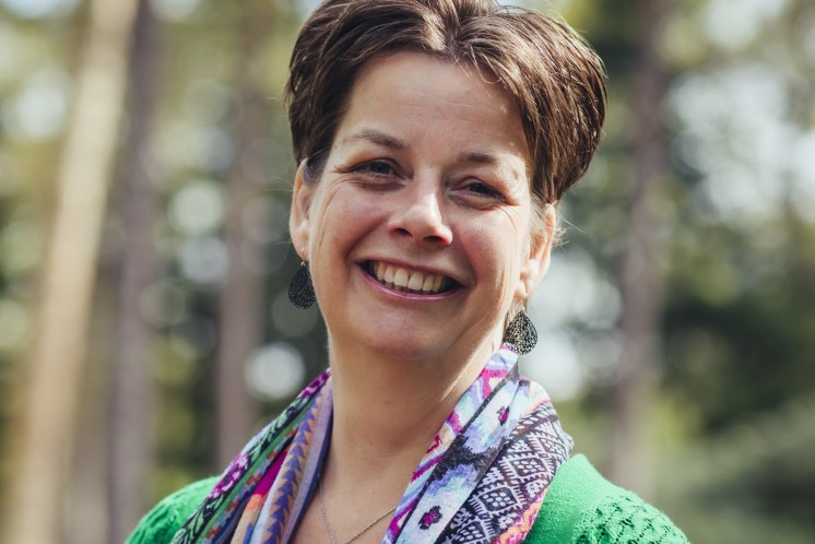 Miriam, van Veerkracht bij kanker, in een bloemige struik