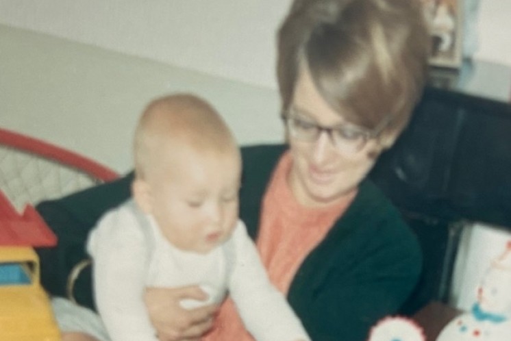 Adoptie, hier een foto van mijn moeder 17 jaar oud, zo lief.