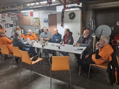 Foto 2.  Rudolf Balazynets geeft in de opslag aan de Peppels een toelichting  over de  humanitaire hulp in Oekraine. IMG-20250115-WA0018