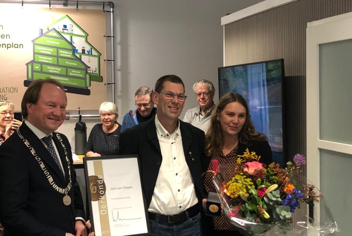 Gemeente Almere reikt erepenning uit aan John van Diepen, bestuurslid van Energie van Flevoland