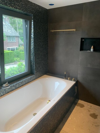 Diverse profesionele badkamers gebouwd door Tegelwerken Erwin Bout
