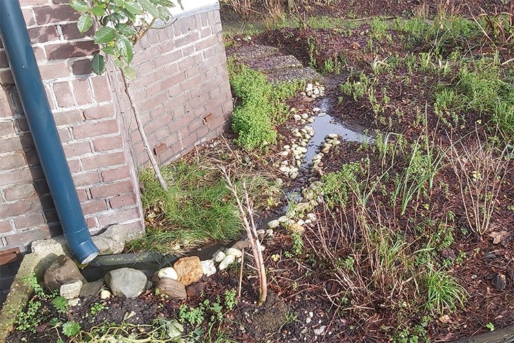 afgekoppelde regenpijp en wadi