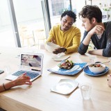 4 personen aan het eten tijdens een brainstorm sessie