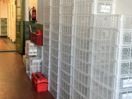 Carolien Adriaansche - Afval staat klaar voor de verhuizing Prinsegracht