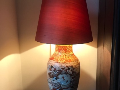 Vaaslamp voorzien van lampenkap