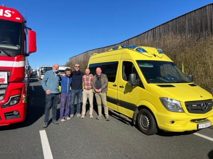 foto 2 Vrijwillige chauffeurs wachten in de file op de Poolse grensovergang naar Oekraine