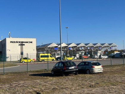 foto 3 De drie ambulances gaan de grens over