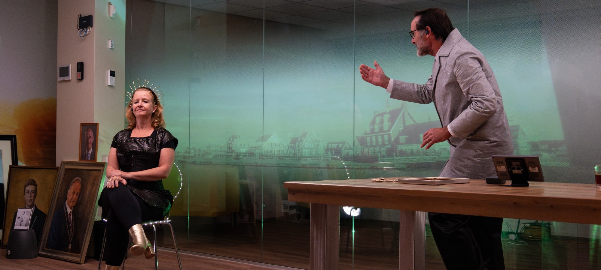 Een foto van een voorstelling met een man en een vrouw in discussie