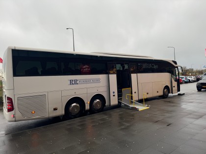 56 persoons touringcar met lift