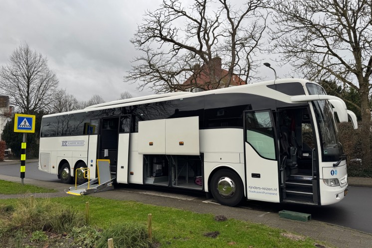 Touringcar met rolstoellift