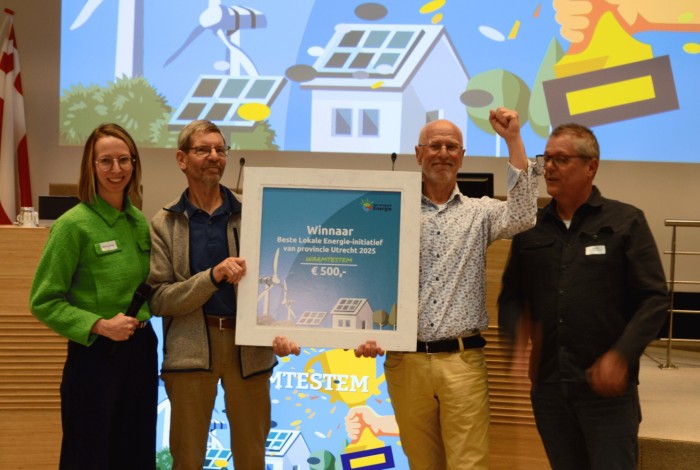 V.l.n.r. Nienke Boneschansker (jury) Geert Schuring, Ben Nitrauw, (Warmtestem), Niko Paap (gemeente Amersfoort)