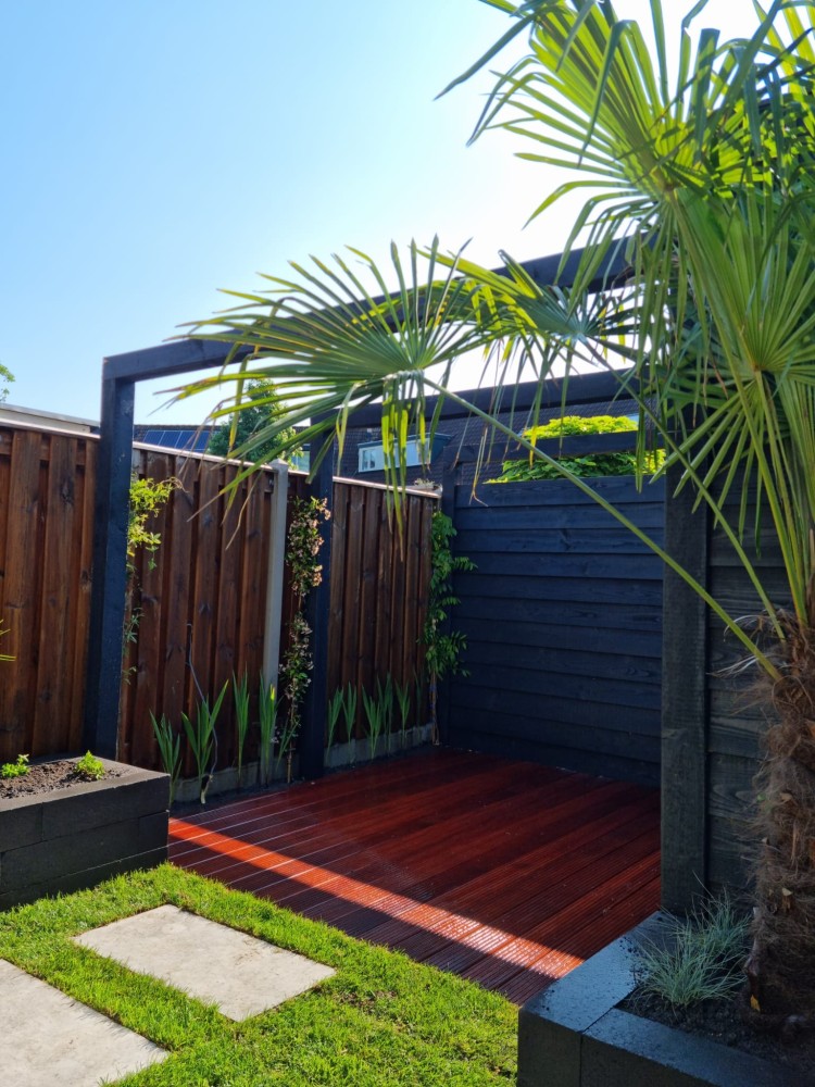 Tuinaanleg Baarn Mediterrane met pergola, berging en vlonder