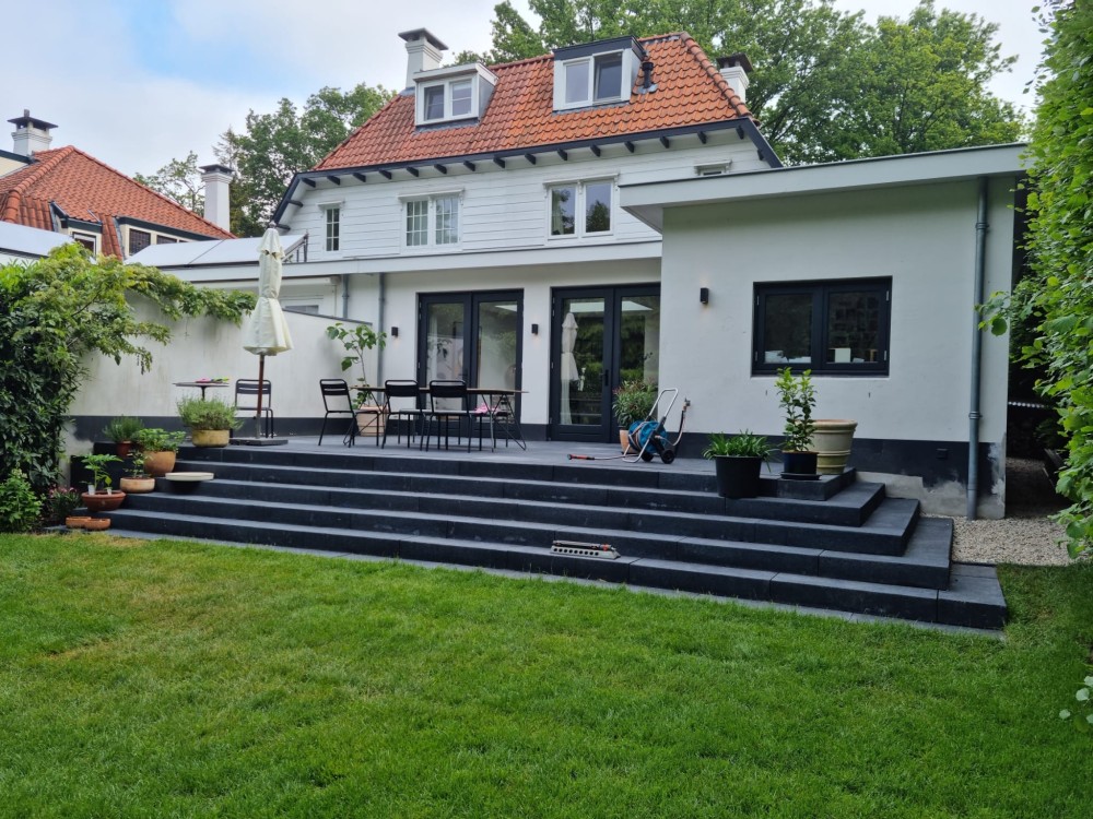 Tuinaanleg Baarn royaal terras met brede trap