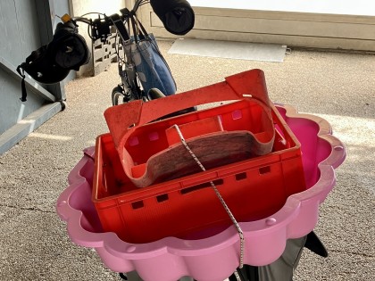 Carolien Adriaansche - vrachtje plastic afval gearriveerd op de Wegastraat