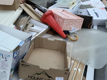 Carolien Adriaansche - Rubbish on the street with usable item