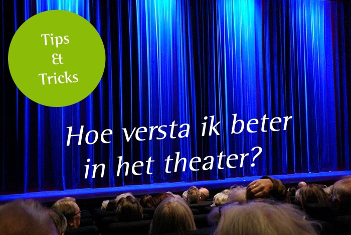 Afbeelding van het toneel in een theater met een gesloten blauw doek