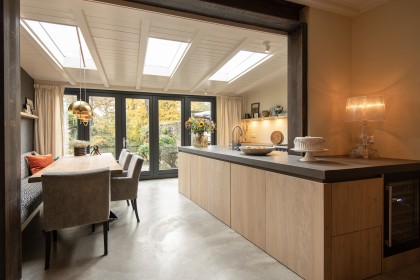luxe_industriele_houten_keuken_met_kookeiland_min