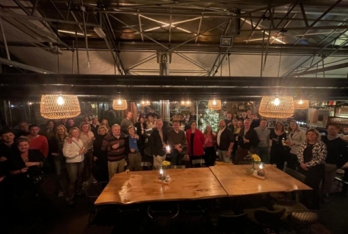 Alle leden van Zakenclub Huizen aan de bekende stamppot